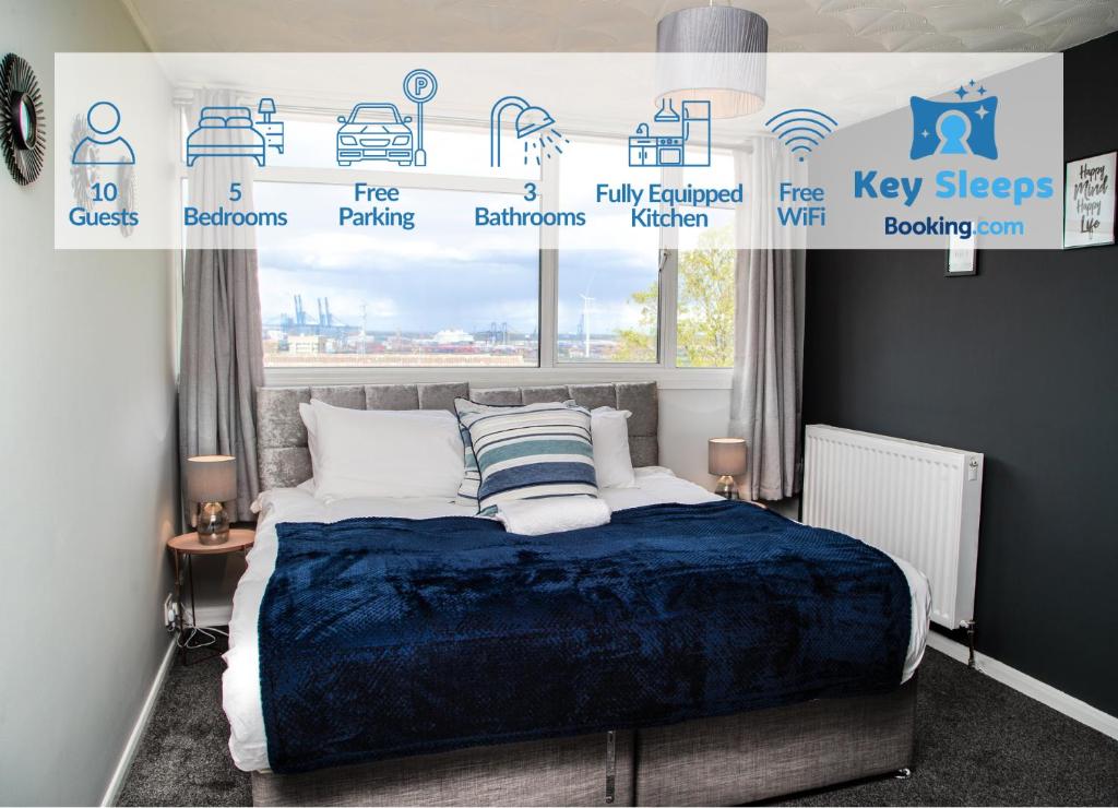 - une chambre avec un grand lit et une couverture bleue dans l'établissement Large Modern Contractor House - FREE Parking - Staycations Welcome, à Northfleet