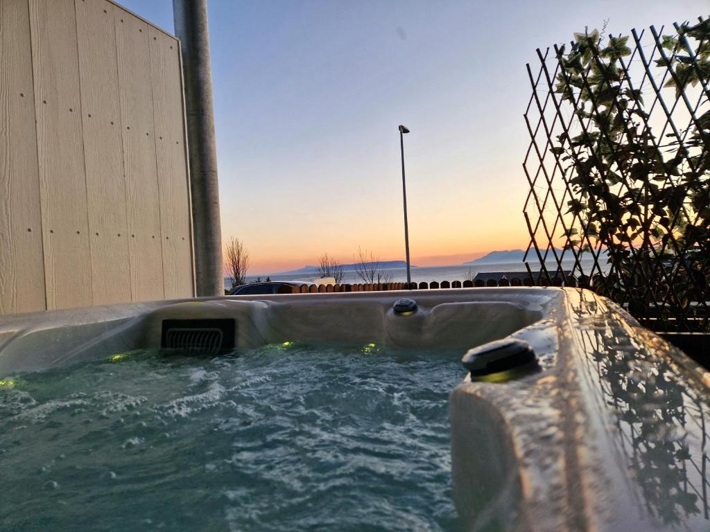 Východ nebo západ slunce při pohledu z hotelu nebo okolí