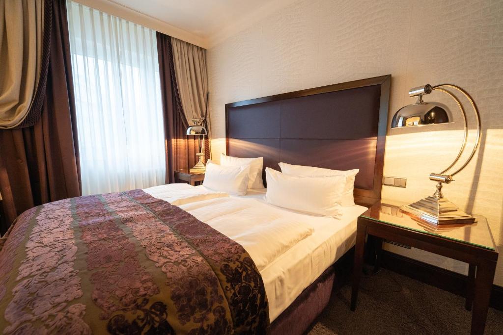 Bernstein Hotel Villa Kastania - Resim 17