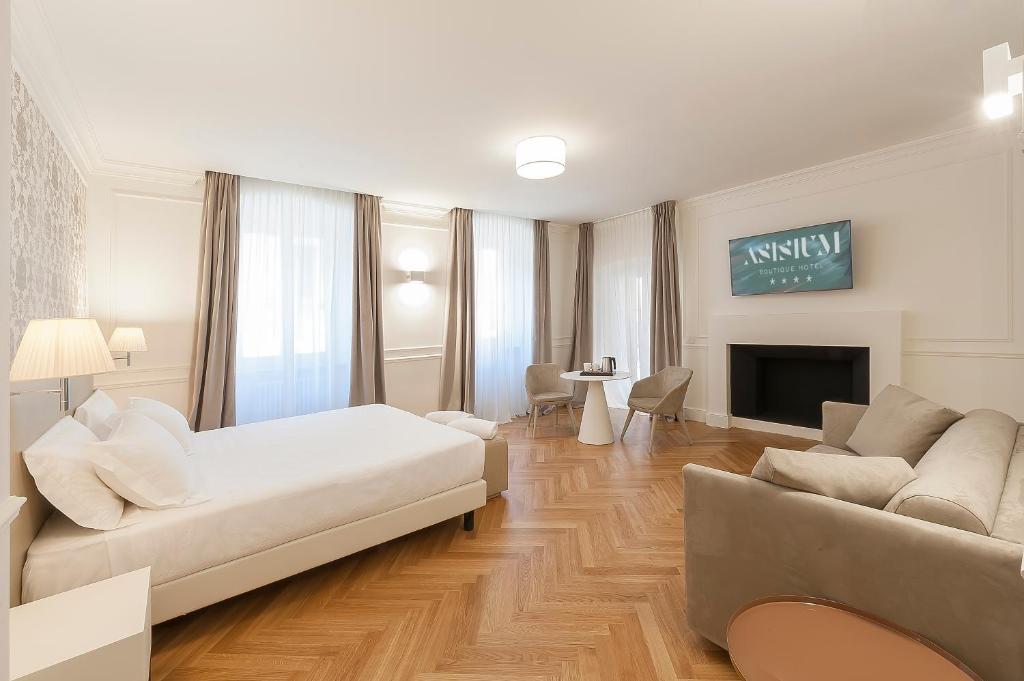 salon z łóżkiem i kanapą w obiekcie Asisium Boutique Hotel w Asyżu