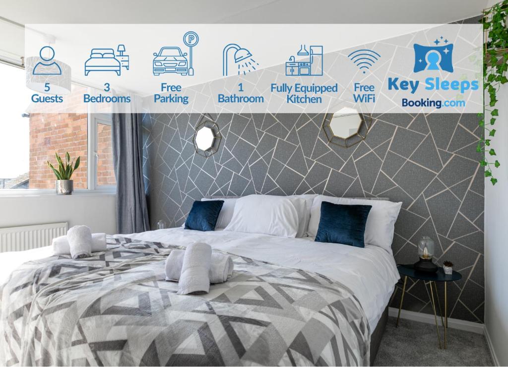 sypialnia z łóżkiem z plakatem na ścianie w obiekcie Stylish House & Work and Leisure inc FREE Parking & BHX Airport w Coventry