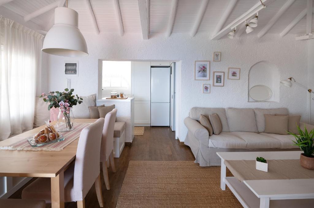 Posedenie v ubytovaní Pouletis Family Apartments - Akroyali Seaview Getaways