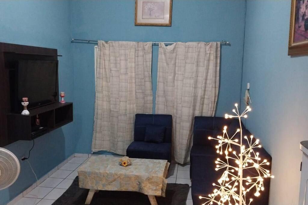 un soggiorno con sedia e tavolo di Villa 64 a Quezaltepeque