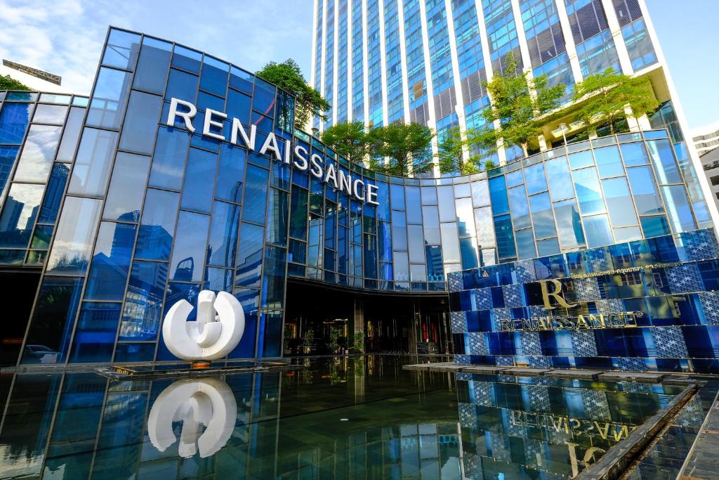 バンコクにあるRenaissance Bangkok Ratchaprasong Hotelの向かい便器のある建物