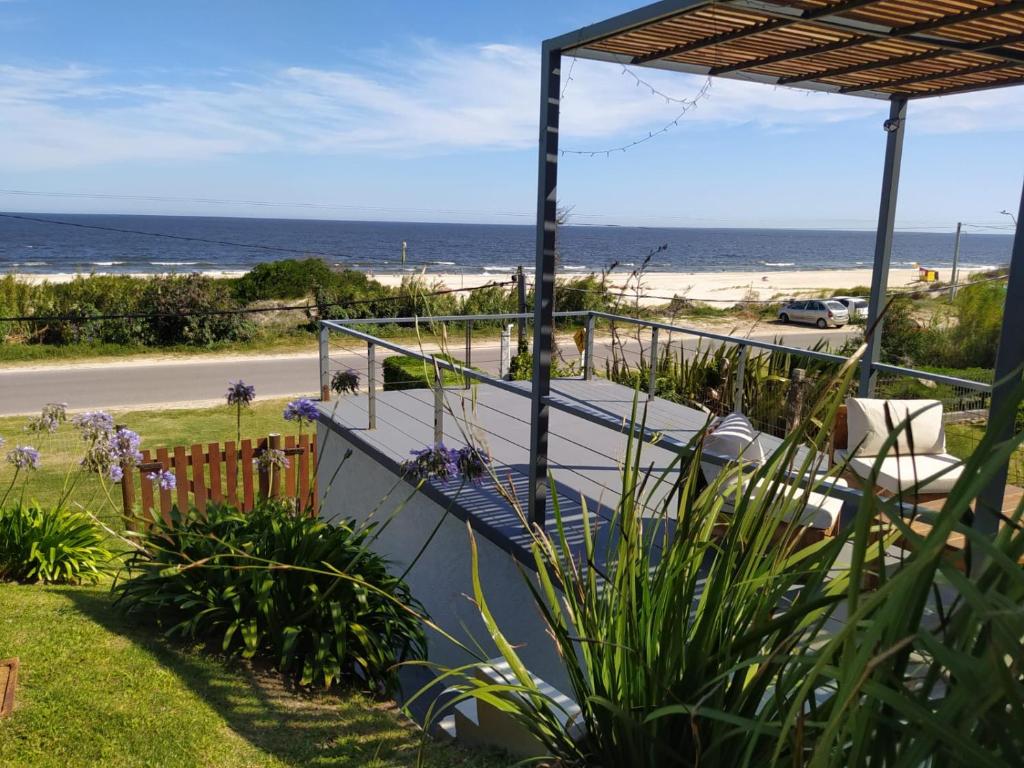 uma varanda com vista para a praia em Casas Arena y Sol - FRENTE AL MAR em Parque del Plata