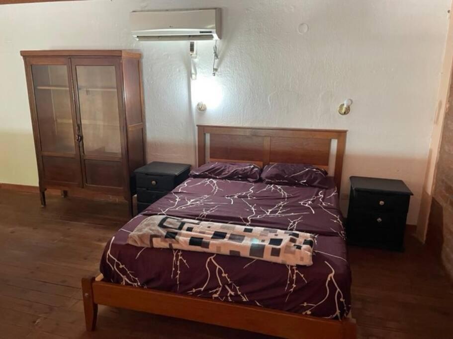 - une chambre avec un lit et une commode dans l'établissement Duplex santa rosa, à Santa Rosa del Conlara