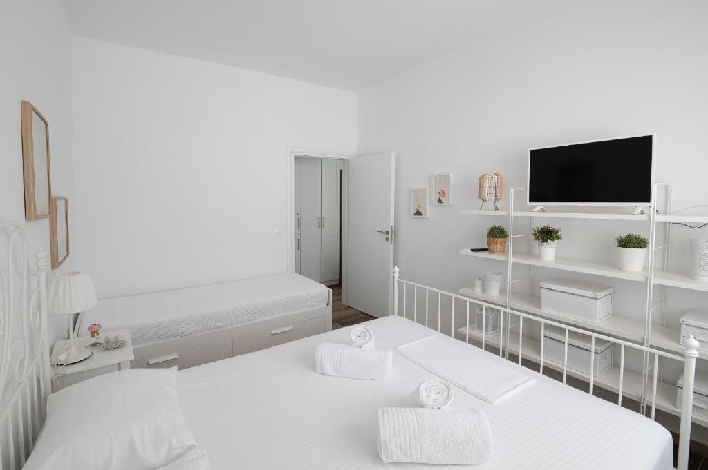 Posteľ alebo postele v izbe v ubytovaní Pouletis Family Apartments - Akroyali Seaview Getaways