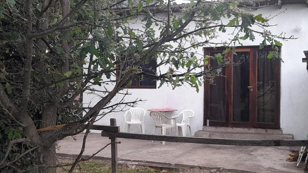 una mesa y sillas frente a una casa en Maxidepartamento en Miramar