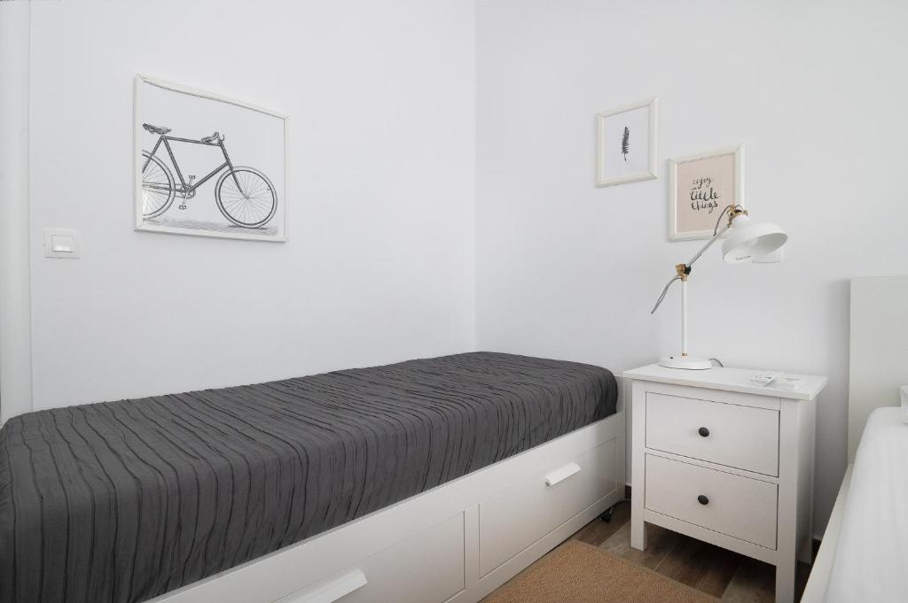Posteľ alebo postele v izbe v ubytovaní Pouletis Family Apartments - Akroyali Seaview Getaways