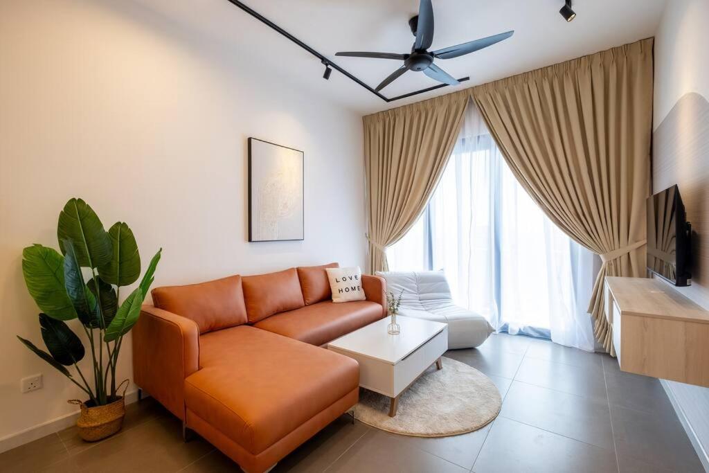 - un salon avec un canapé orange et une télévision dans l'établissement Heartwarming family moment@Aster10pax link MRT, à Kuala Lumpur