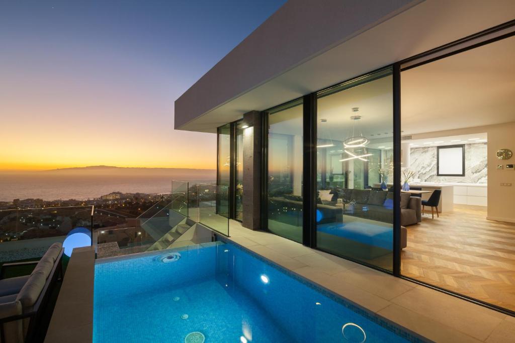 Casa con piscina y vistas a la ciudad en 200m NEW Villa E with priv/heated pool, ocean view., en Adeje