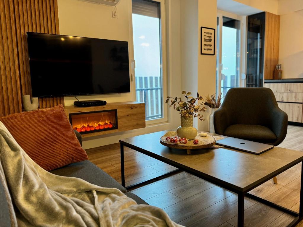 sala de estar con chimenea y TV en DD Apartments - Mavrovo en Mavrovo