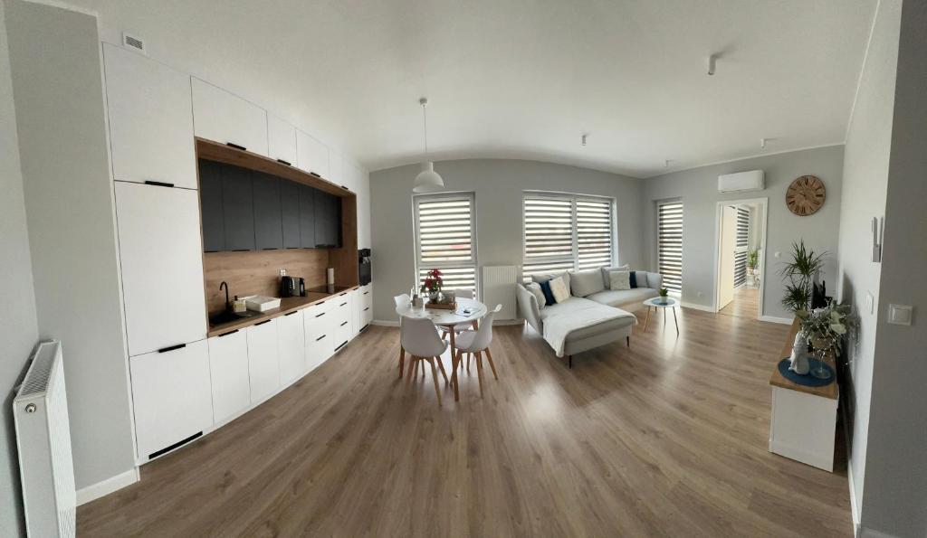 un soggiorno con un divano e un tavolo di Apartamenty Jawor Fire Energy Jawor a Jawor