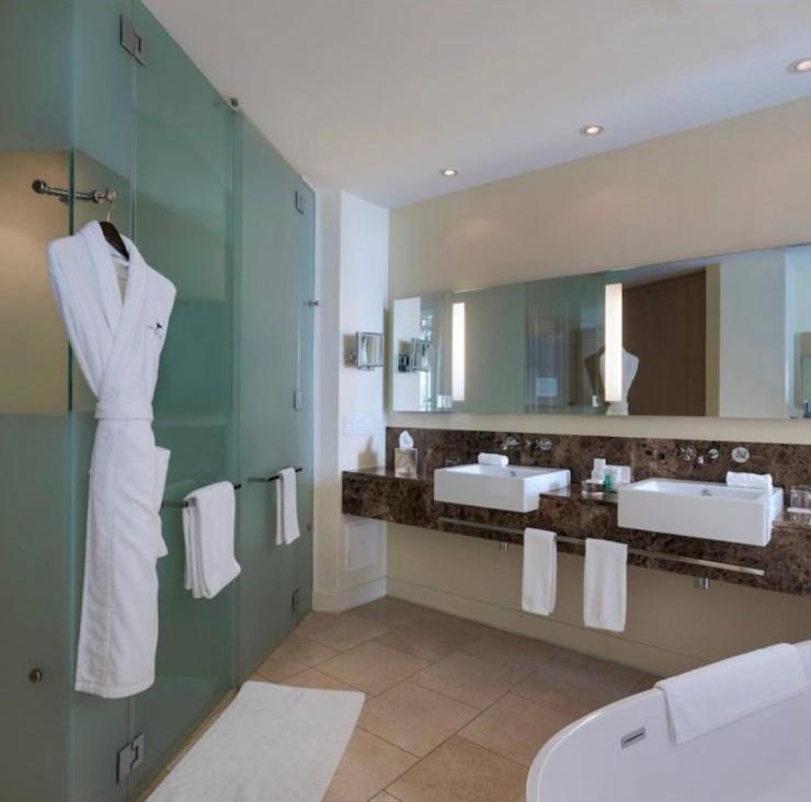 Baño con 2 lavabos y espejo en JW MARRIOT en Panamá