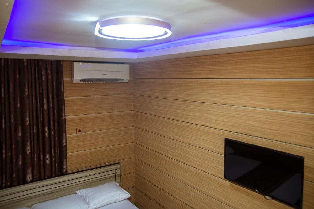 TV a/nebo společenská místnost v ubytování Haffy Executive Hotels and Suite