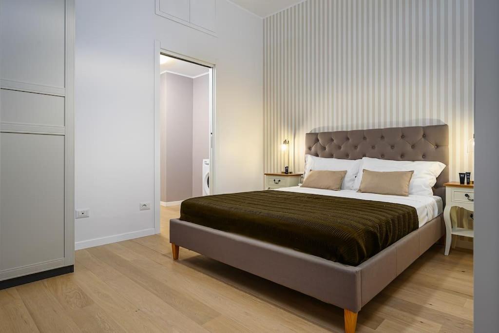 una camera con un grande letto di Classbnb - 2 bilocali di design in zona Porta Garibaldi a Milano