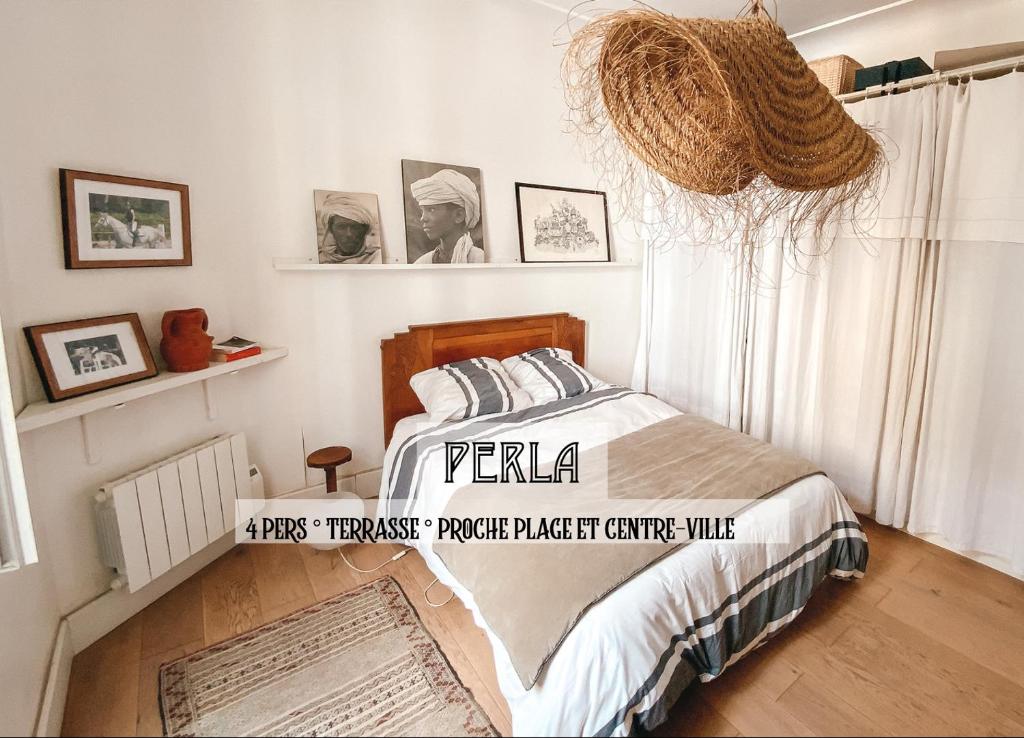 um quarto com uma cama e uma cesta na parede em Perla 4 pers & Terrasse em Biarritz