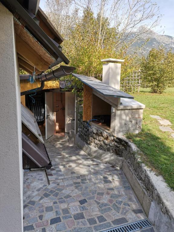 Vista generica sulle montagne o vista sulle montagne dall'interno dell'appartamento
