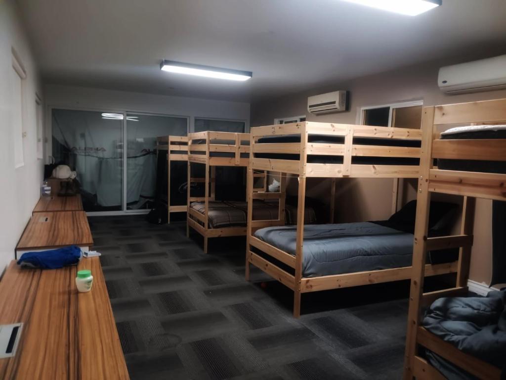 Двухъярусная кровать или двухъярусные кровати в номере Home for the People in ElMonte