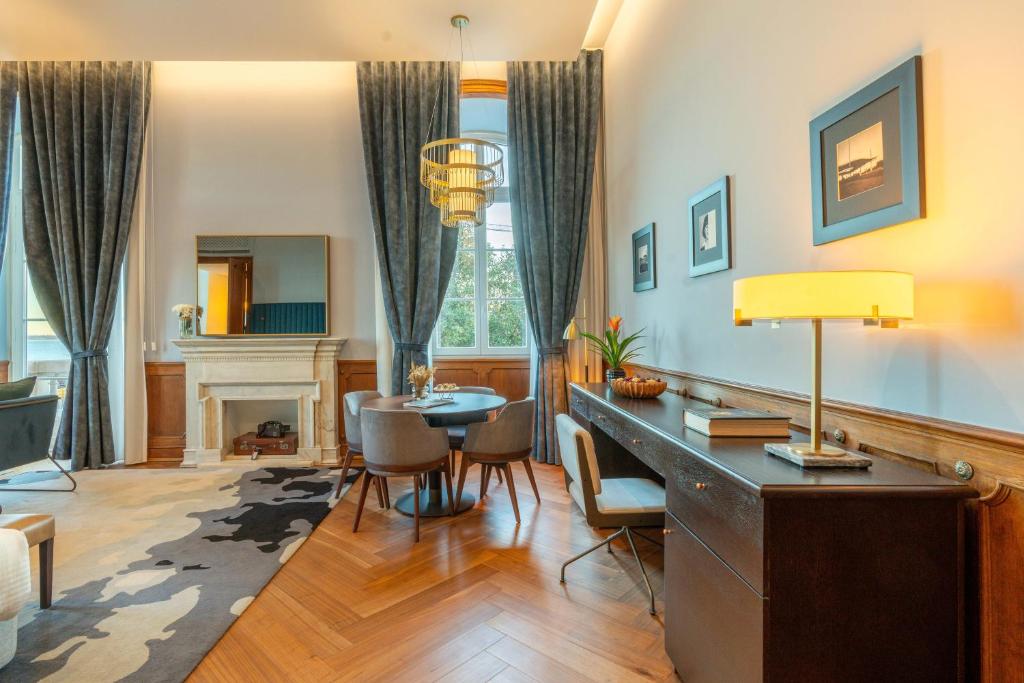 The Editory Riverside Hotel, an Historic Hotel: desk