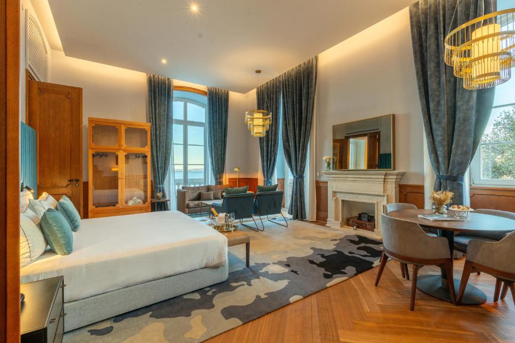 
King Suite with River View 
