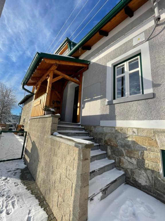 una casa con scale che conducono alla porta d'ingresso di Apartmán Kameňák a Vimperk