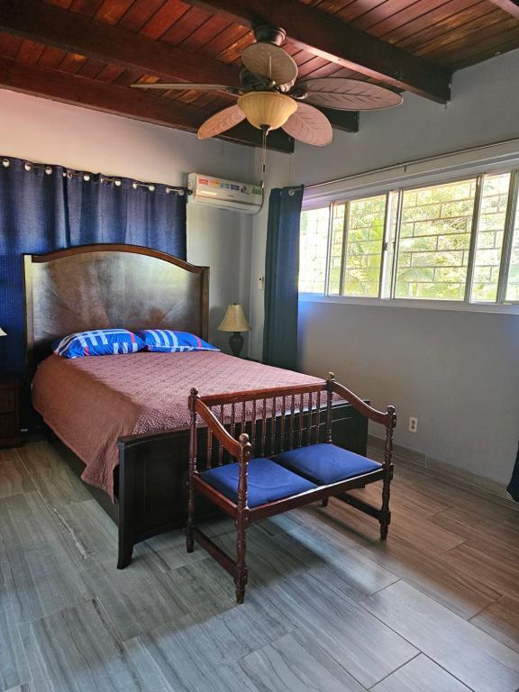 Schlafzimmer mit einem Bett und einem Deckenventilator in der Unterkunft oasis with pool near Panama Canal in Panama-Stadt