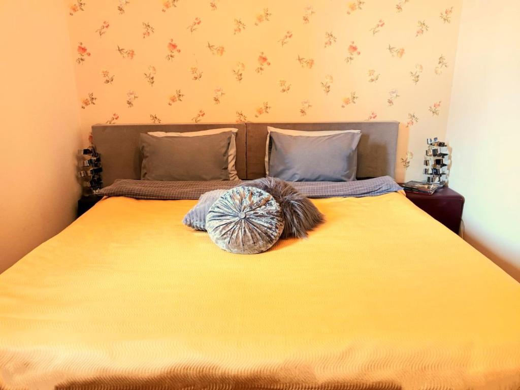 sypialnia z łóżkiem z żółtym kocem w obiekcie Lake View w mieście Janina