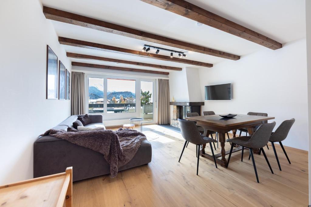 Posezení v ubytování Modern crossing apartment facing Piz Rosatsch