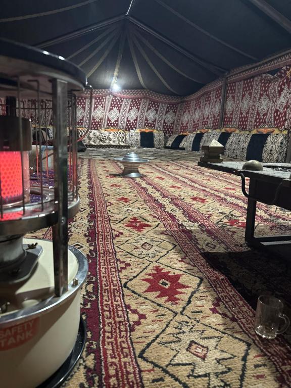 a large room with a persian rug in a tent at صحاء in Al Khuraymī