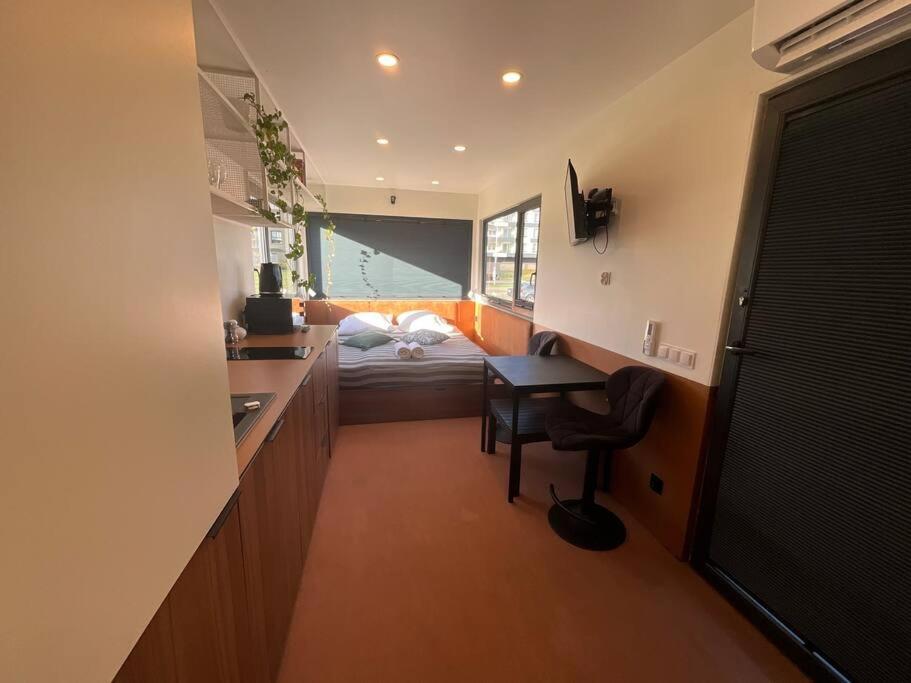 eine Küche mit einem Schreibtisch und ein Bett in einem Zimmer in der Unterkunft Good Spot Zieleniec Twin Eco 01 in Duszniki-Zdrój
