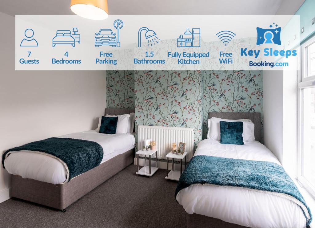 2 Betten nebeneinander in einem Zimmer in der Unterkunft Modern & Beach Location & Contractors & Leisure & Garden in Grimsby