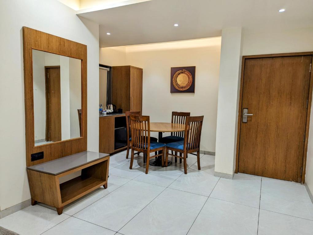 Fotografie z fotogalerie ubytování Hotel Red Chillee Restro v destinaci Silvassa