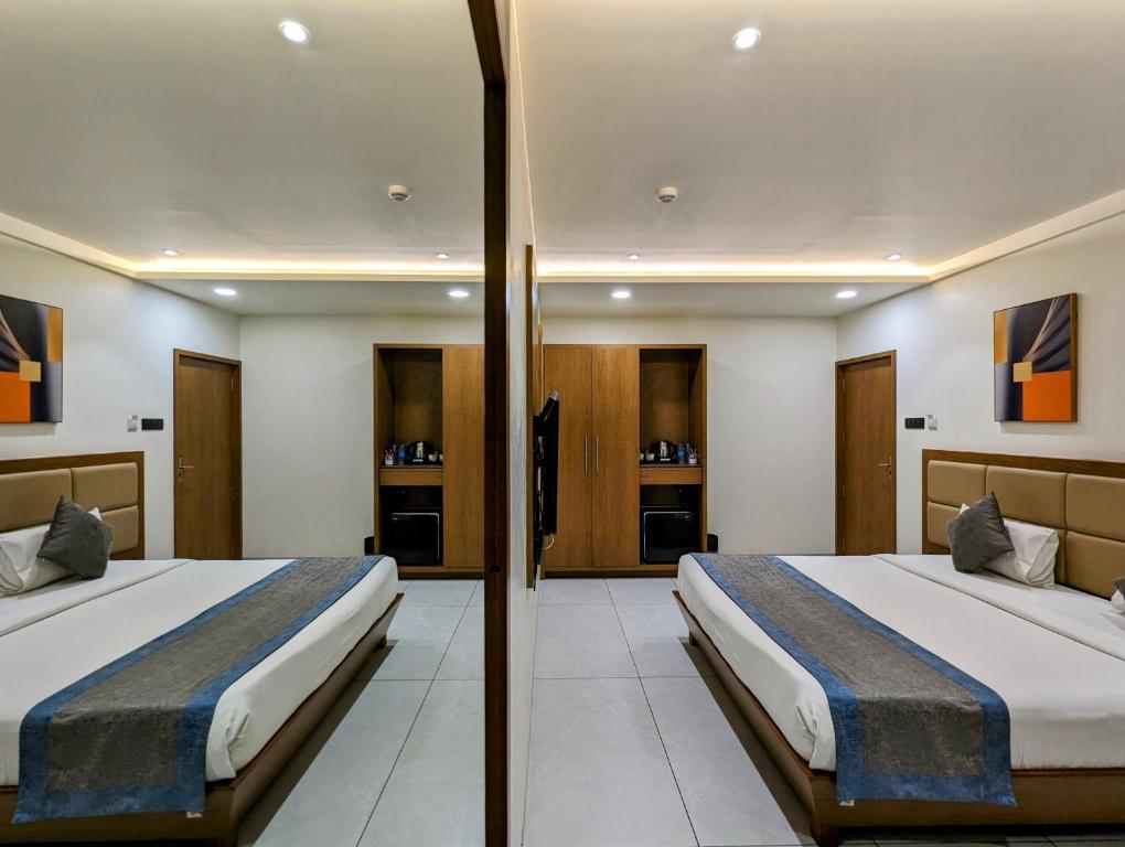 Postel nebo postele na pokoji v ubytování Hotel Red Chillee Restro
