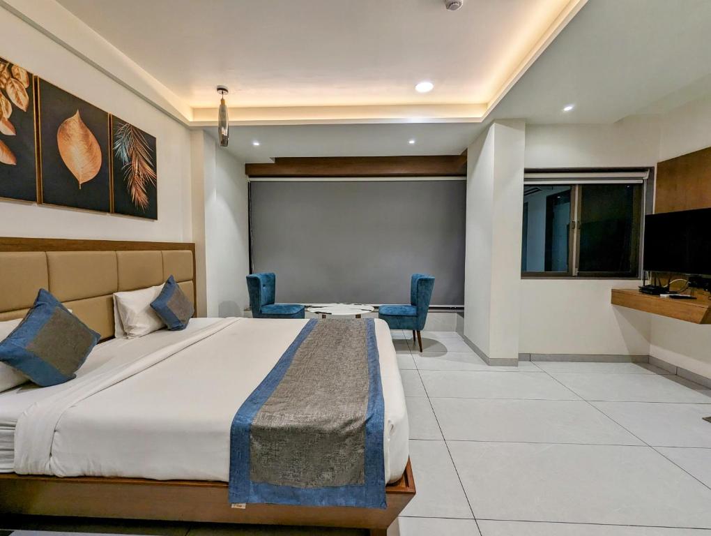 Postel nebo postele na pokoji v ubytování Hotel Red Chillee Restro