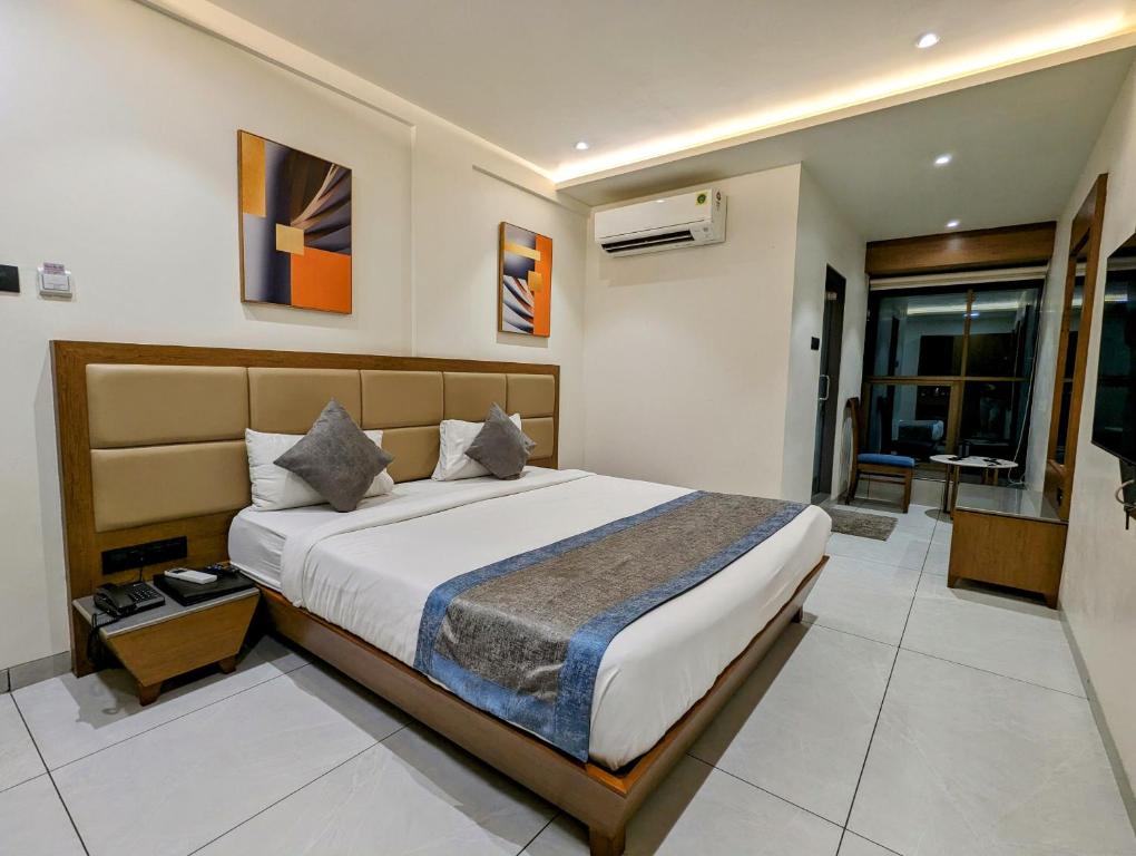 Postel nebo postele na pokoji v ubytování Hotel Red Chillee Restro