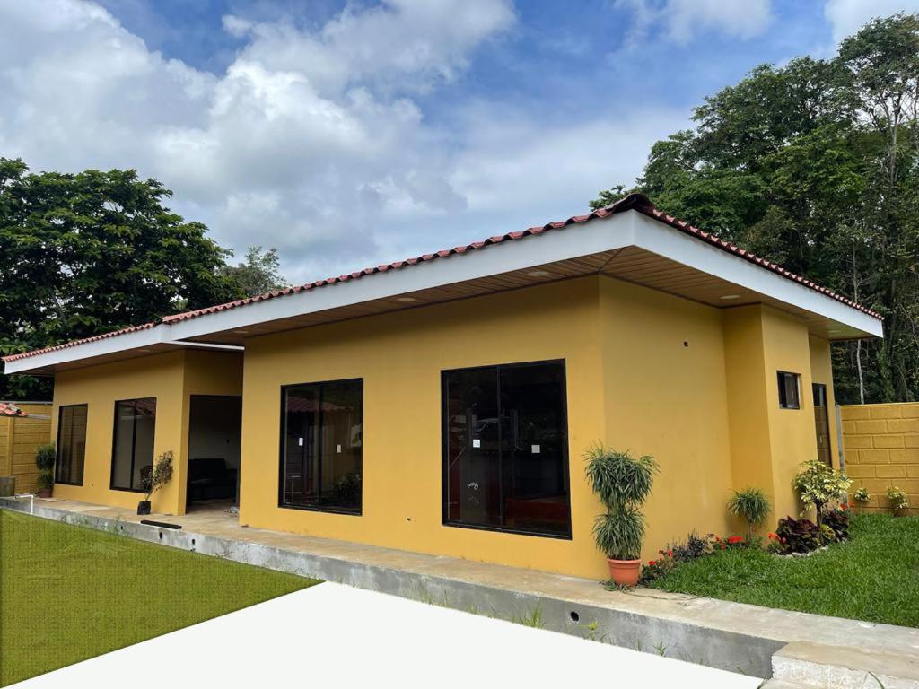 een huis met een gele bij Villas Jawa in Puerto Limón