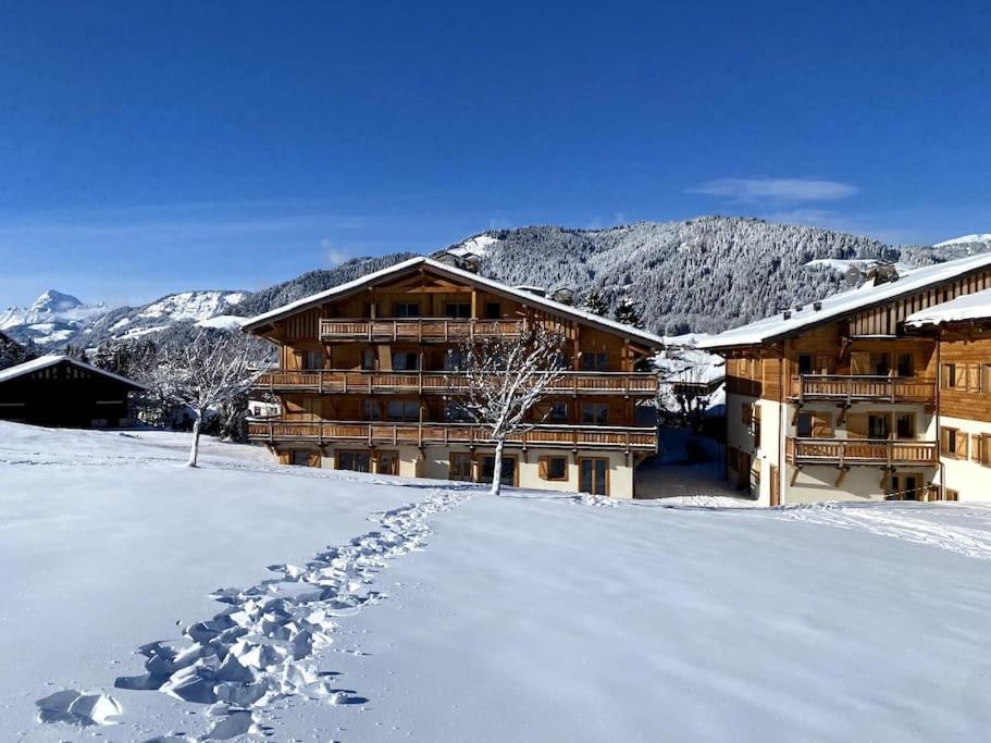 un chalet de ski avec des empreintes de pas dans la neige dans l'établissement Rochebrune - Superbe studio au départ des pistes, à Megève