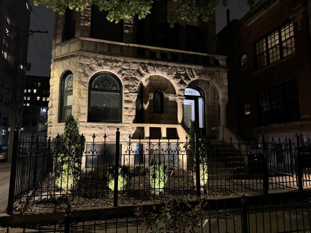 Stone Mansion Sleeps 10-20 Free TV & Parking, Chicago (updated prices 2026)