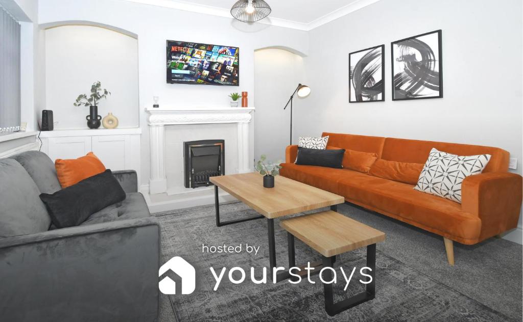 ein Wohnzimmer mit einem Sofa und einem Tisch in der Unterkunft Hanford Apartments by YourStays in Stoke on Trent