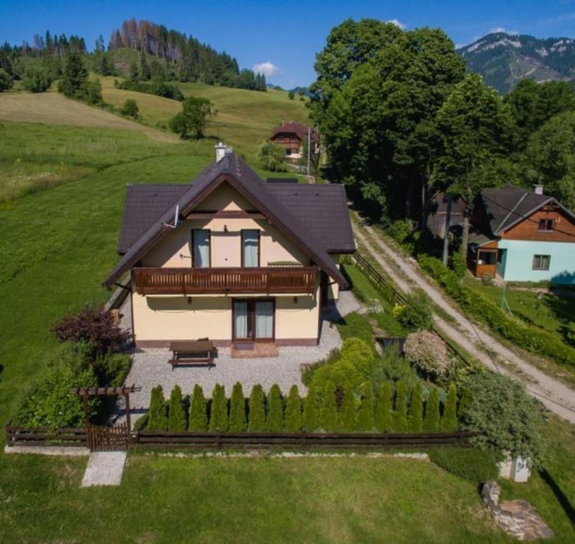 una vista aérea de una casa en una colina en Villa Vesperia en Ižipovce