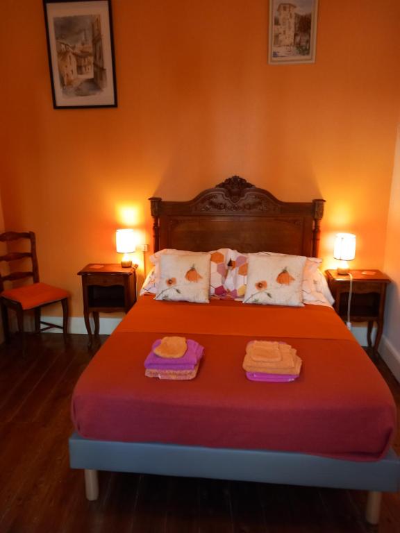 Ένα ή περισσότερα κρεβάτια σε δωμάτιο στο Chambre d'Hôtes La Tour de Brazalem