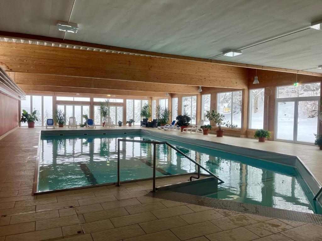 a large swimming pool in a large building at Maria Altreichenau in Neureichenau