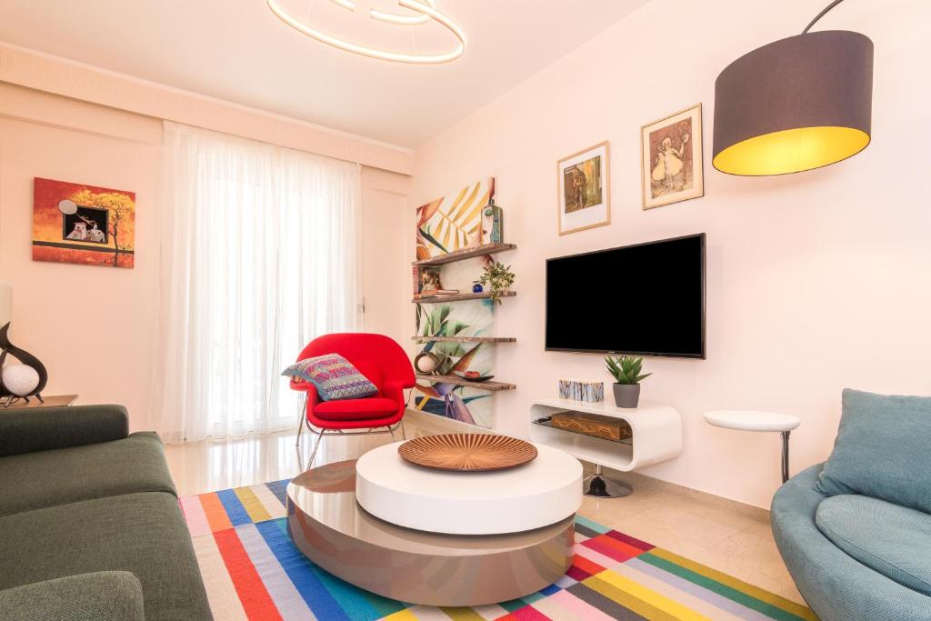Μια τηλεόραση ή/και κέντρο ψυχαγωγίας στο Three Bedrooms Apt in Kallithea