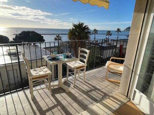 balcón con mesa, sillas y vistas al océano en Trilocale pregiato sul mare, en San Bartolomeo al Mare