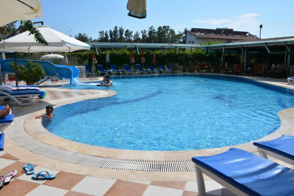 Bazén v ubytování Yavuzhan Hotel nebo v jeho okolí