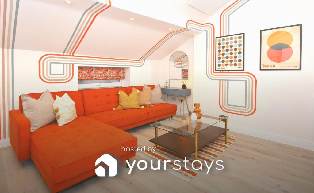 uma sala de estar com um sofá laranja e uma mesa em Antrobus Deluxe Apartments by YourStays em Congleton