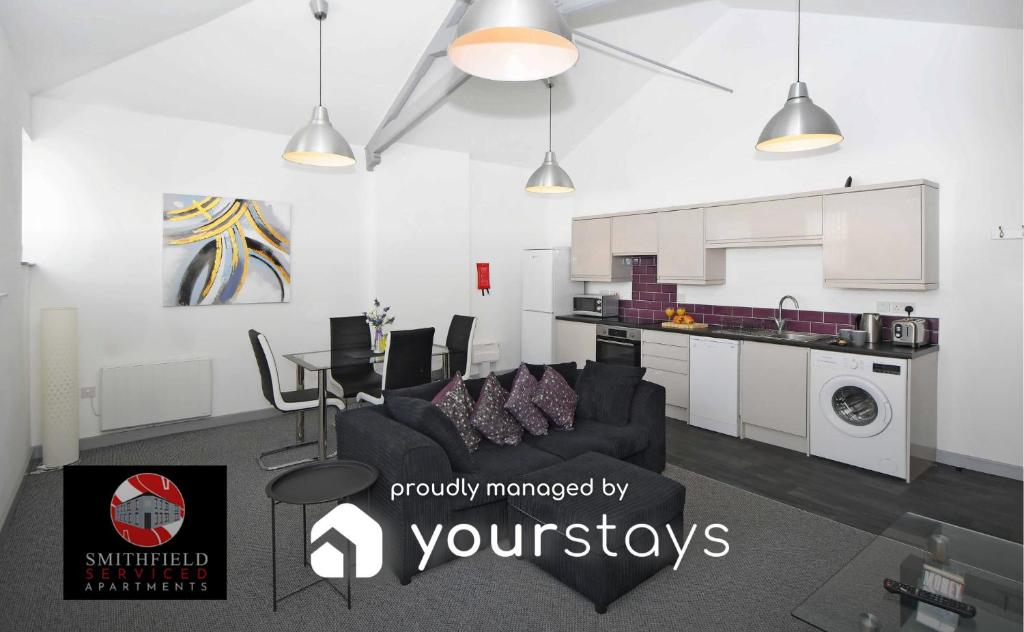uma cozinha e uma sala de estar em Smithfield Apartments - Gated Executive City Centre Apartments em Stoke-on-Trent