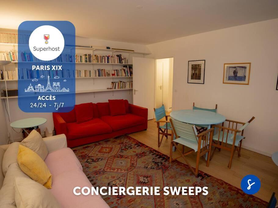 un salon avec un canapé rouge et une table dans l'établissement Appart Familiale - Bord de quai, à Paris