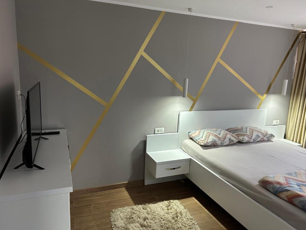 een slaapkamer met een wit bed en een witte tafel bij Valivillas Studio in Boekarest